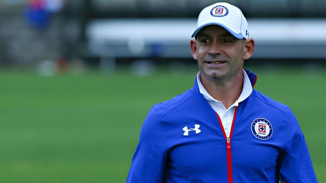 Paco Jémez celebra el triunfo del Cruz Azul y deja recadito a Aquino
