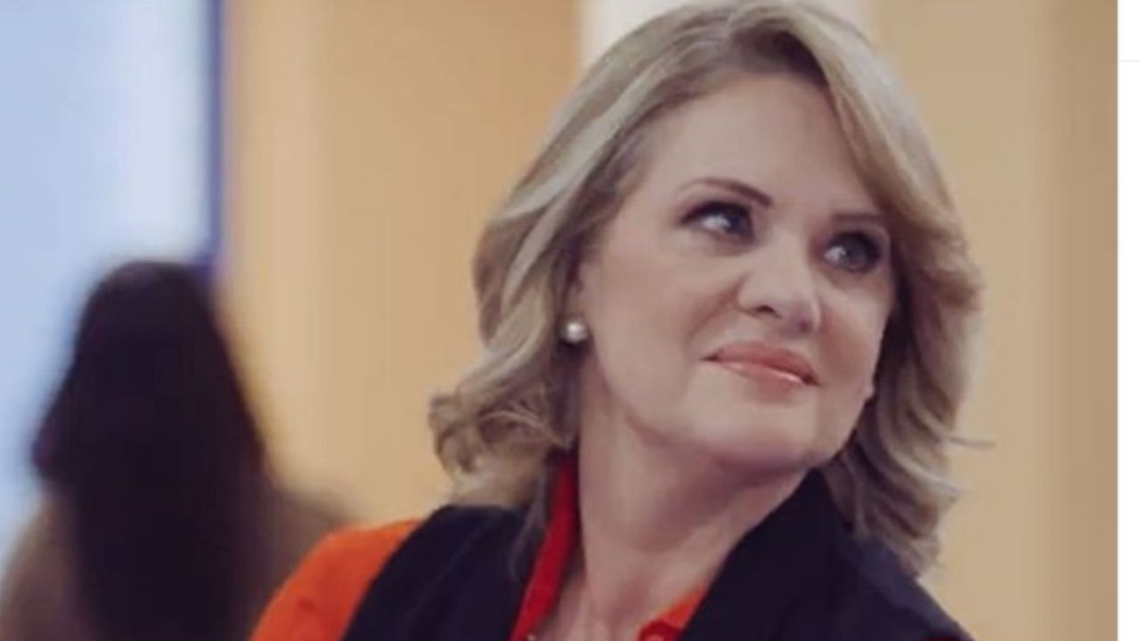Érika Buenfil sube foto sin una gota de pintura y se la ‘comen viva’: “Date una estiradita”