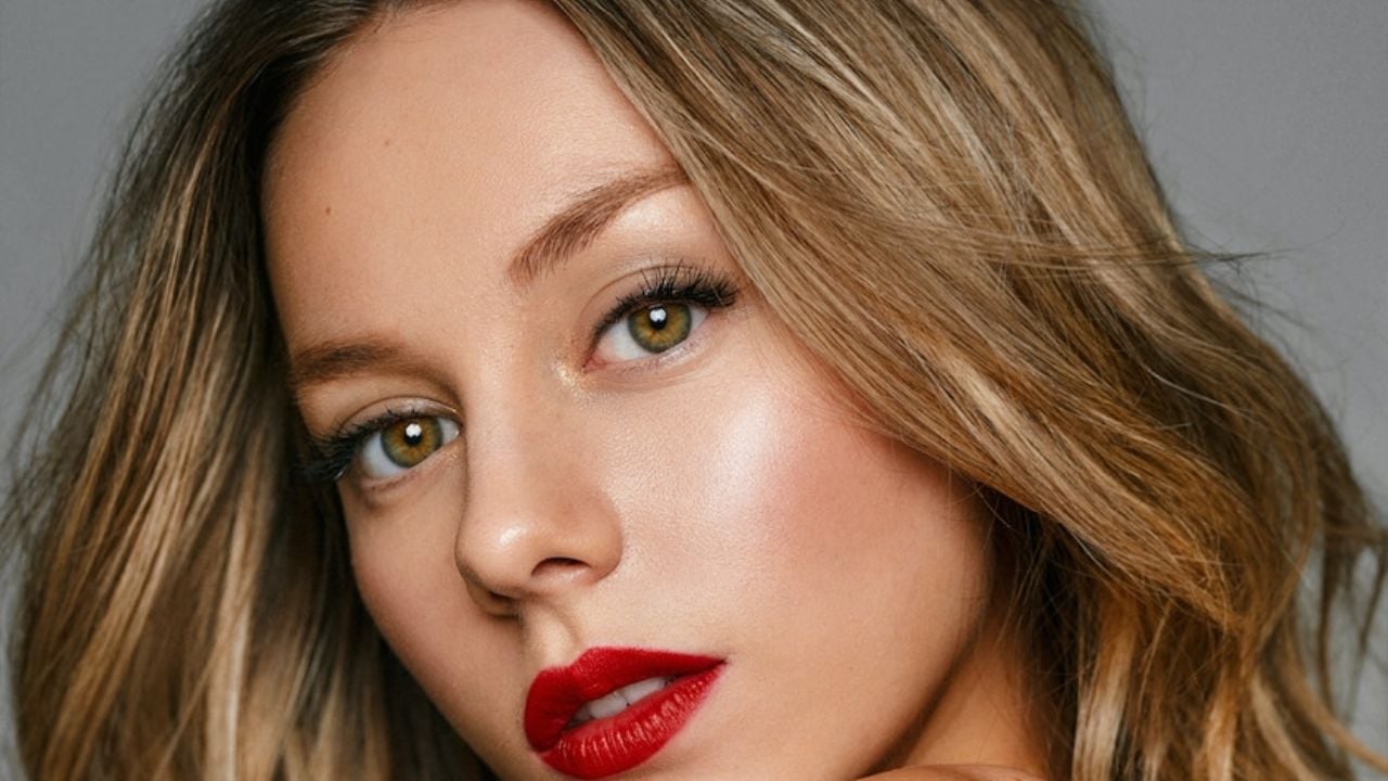 Ester Expósito, actriz de ‘Élite’, posa en traje de látex negro para la portada de Elle México