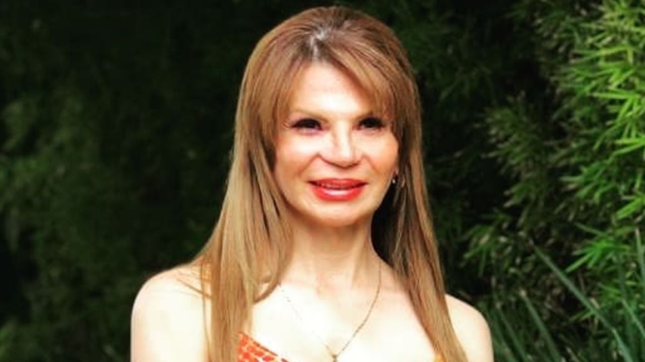 Mhoni Vidente presume en Instagram su enorme colección de vestidos