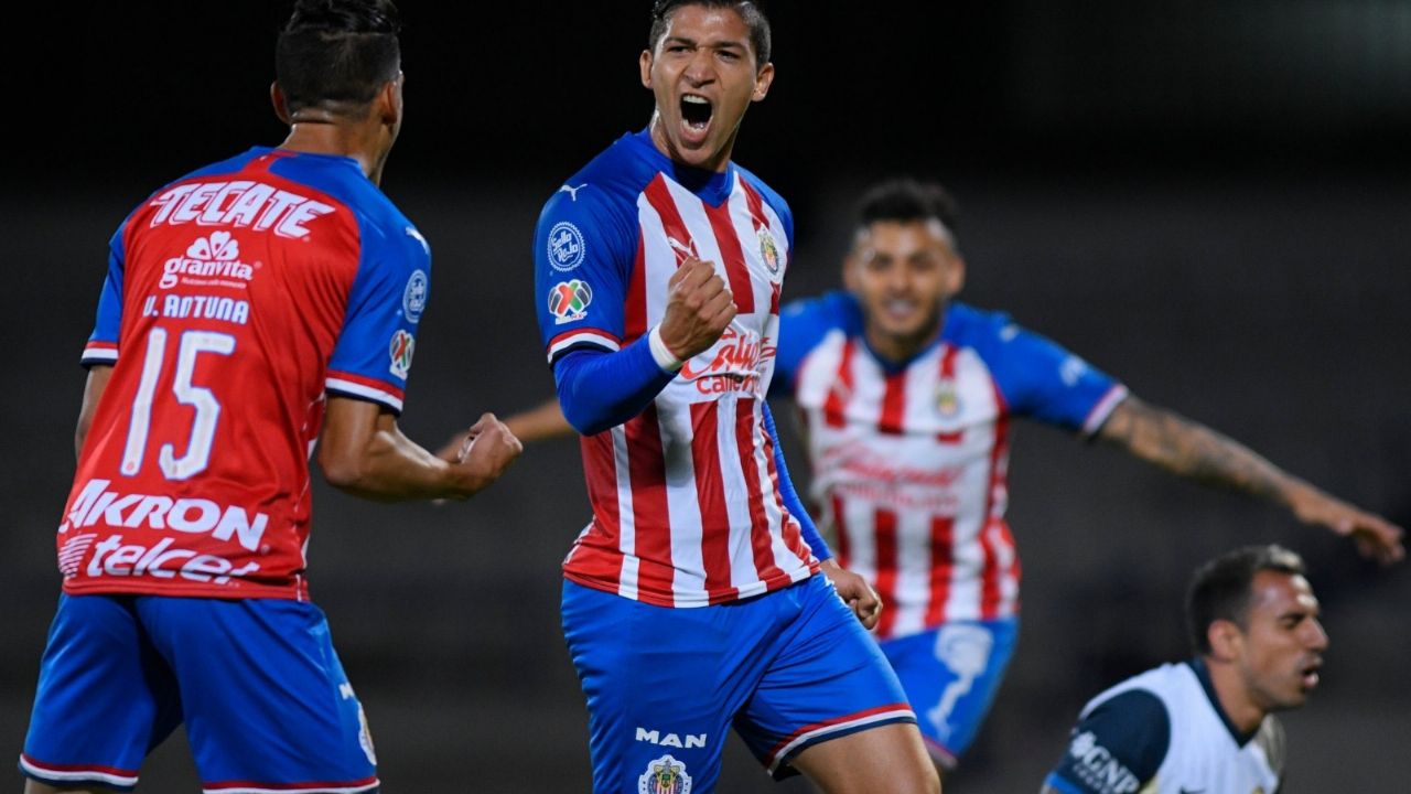 Chivas golea al América en el Clásico del futbol mexicano y va a la final