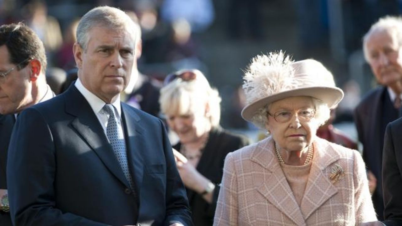 Reina Isabel II ayudaría a su hijo Andrés a evadir la justicia en el caso Epstein