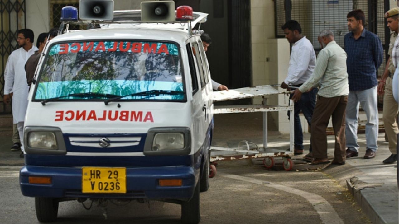 Tras denuncia por abuso, joven y su madre mueren atropelladas por un tractor en la India