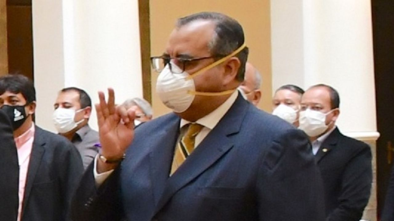 El ministro de Desarrollo Productivo del Gobierno facto de Bolivia anuncia que tiene Covid-19