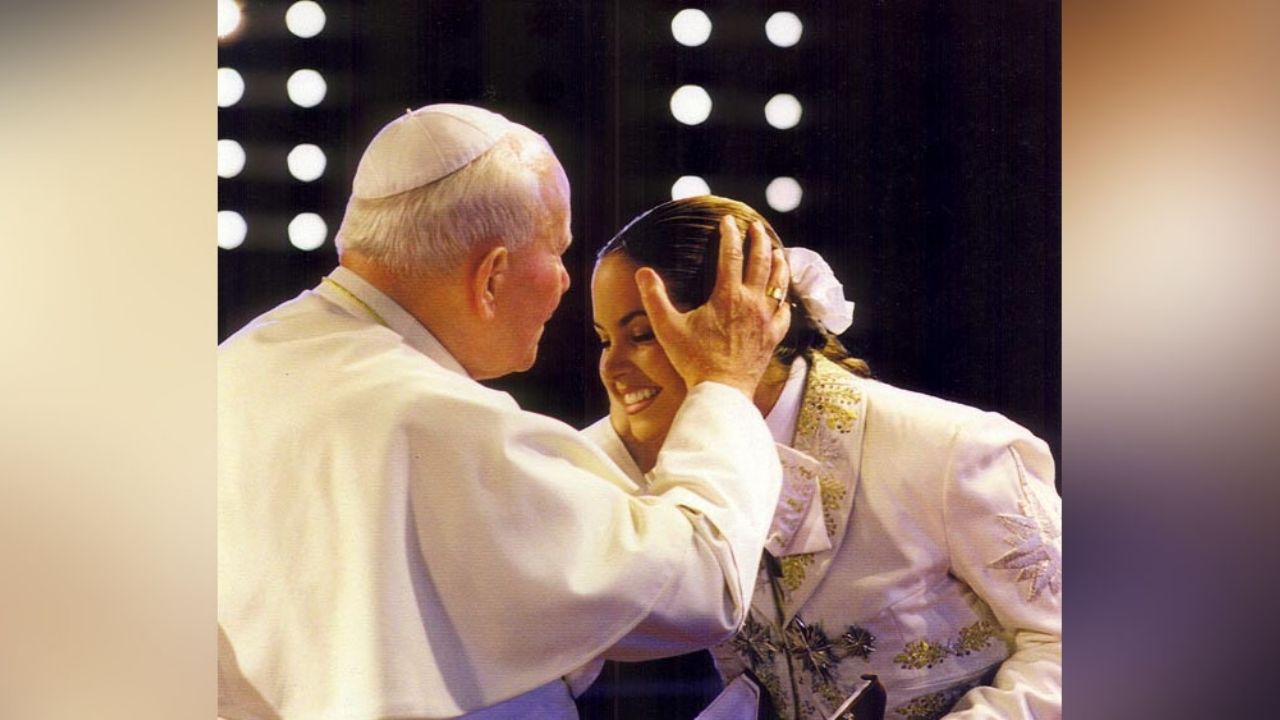 Lucero recuerda el día que tuvo un emotivo encuentro con el Papa Juan Pablo II