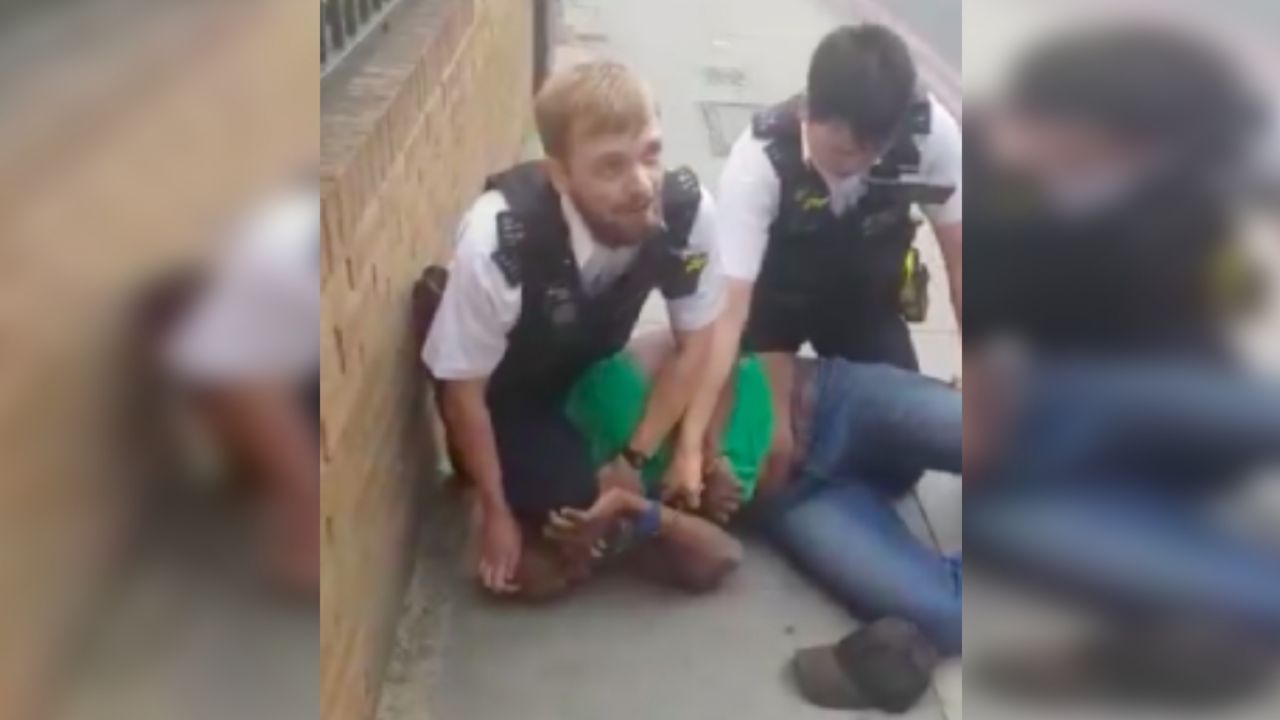 VIDEO: Policía británico es suspendido tras presionar con su rodilla el cuello de un hombre