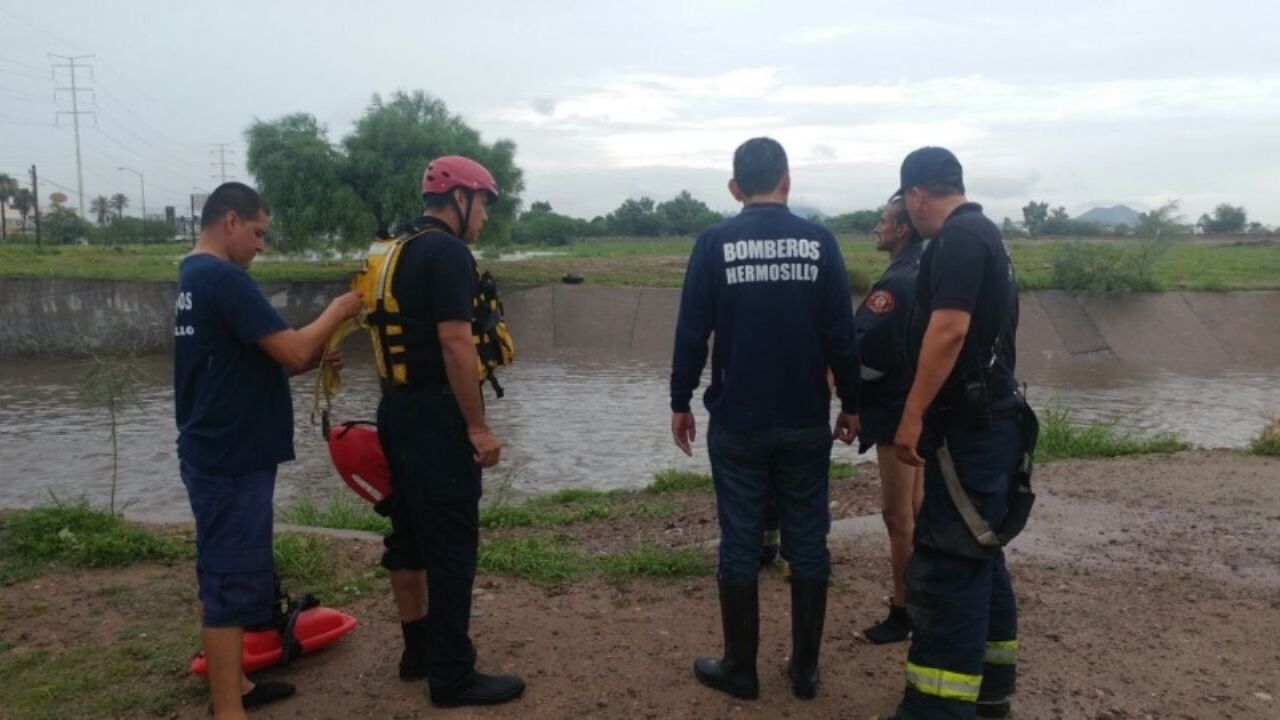 Bomberos de Hermosillo rescatan a persona arrastrada por aguas de canal