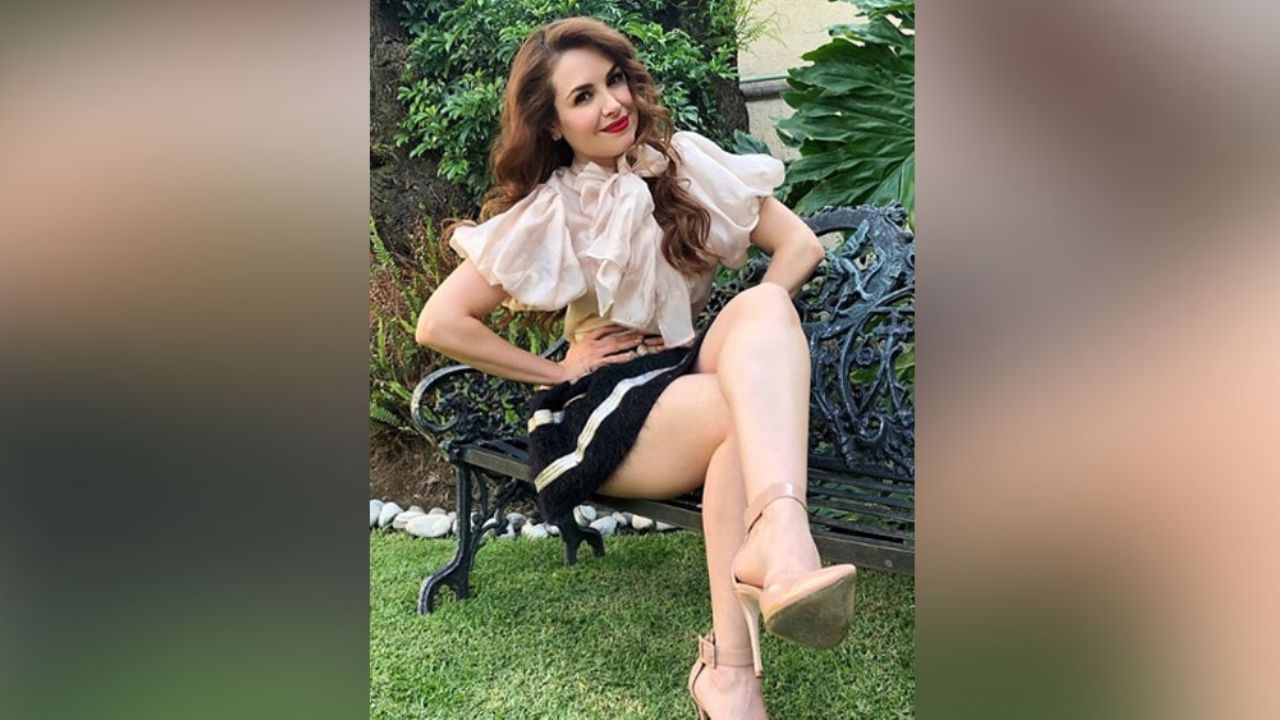 ‘Chica del clima’ roba miradas de usuarios al derrochar belleza desde el jardín