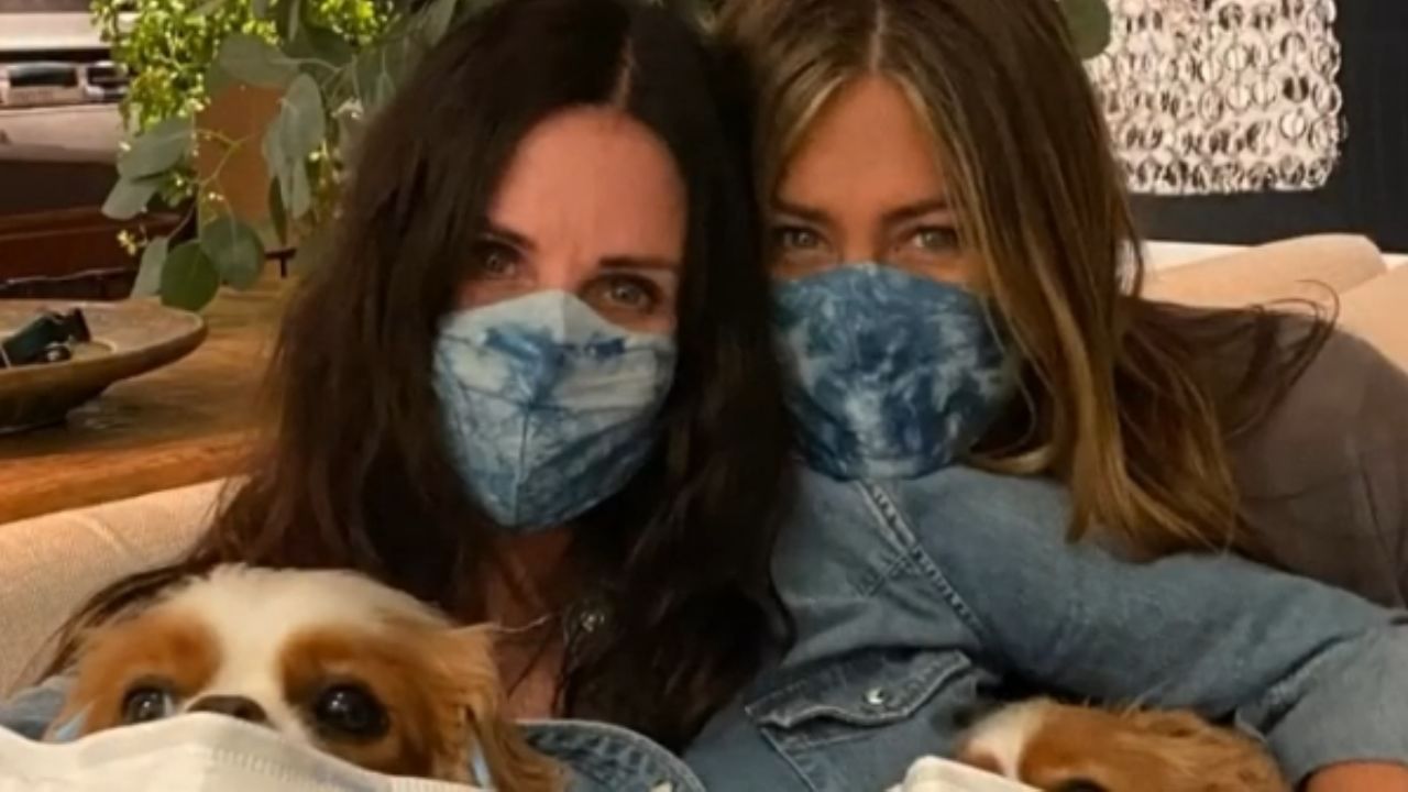 Actrices de ‘Friends’ son criticadas por promover el uso del cubrebocas con foto de un paciente