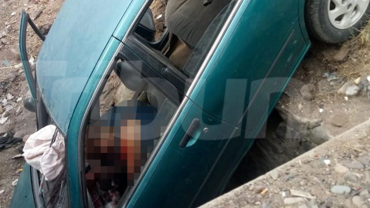 Pareja se sale del camino al intentar huir de sicarios en Ciudad Obregón