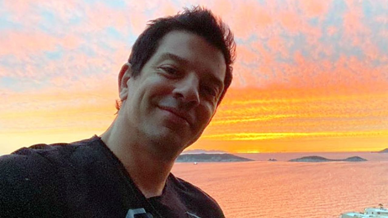 ¿Cuál calor? Así disfruta Yahir de su escapadita al mar junto a sus hijos