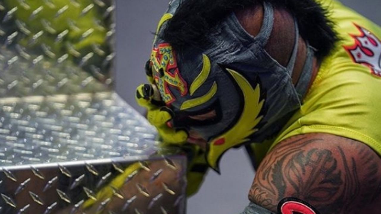 Rey Mysterio vuelve al hospital: Seth Rollins le daña el ojo en su pelea de ‘venganza’ en la WWE
