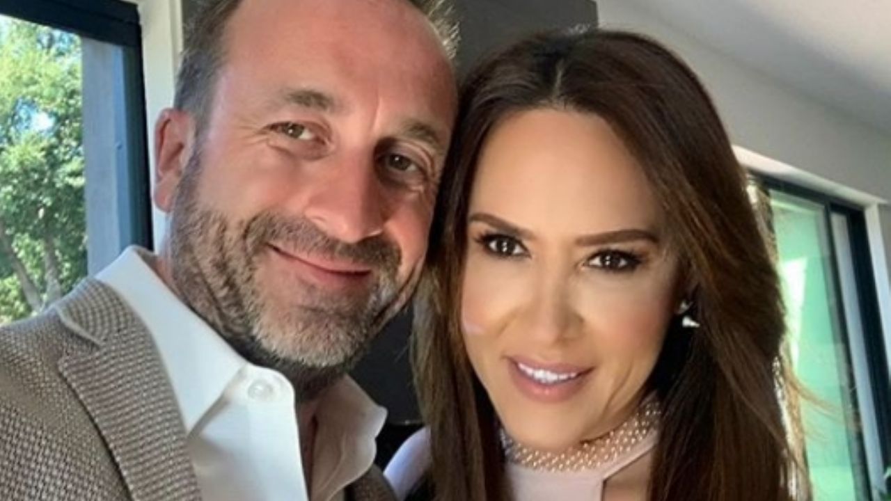 ¿No le queda? Conductora de Univision que se comprometió al aire revela problema con el anillo