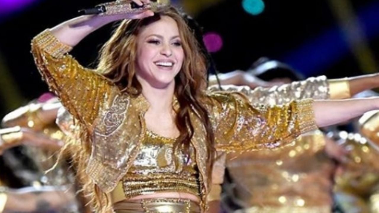 Shakira dona prenda que usó en el Super Bowl a subasta para ayudar a afectados por la crisis