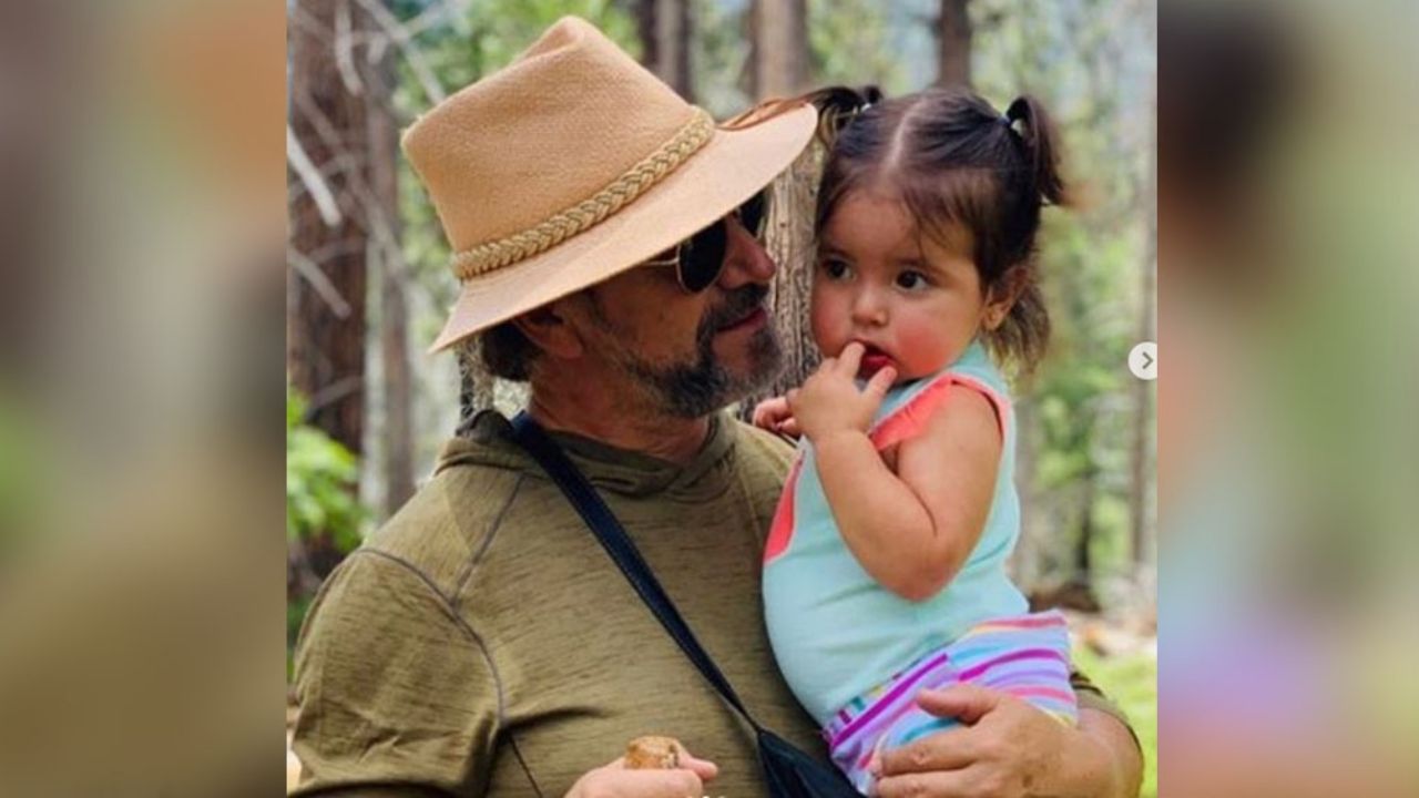 A sus 2 años, nieta de ‘El Buki’ sigue los pasos de su abuelo y sorprende por su talento