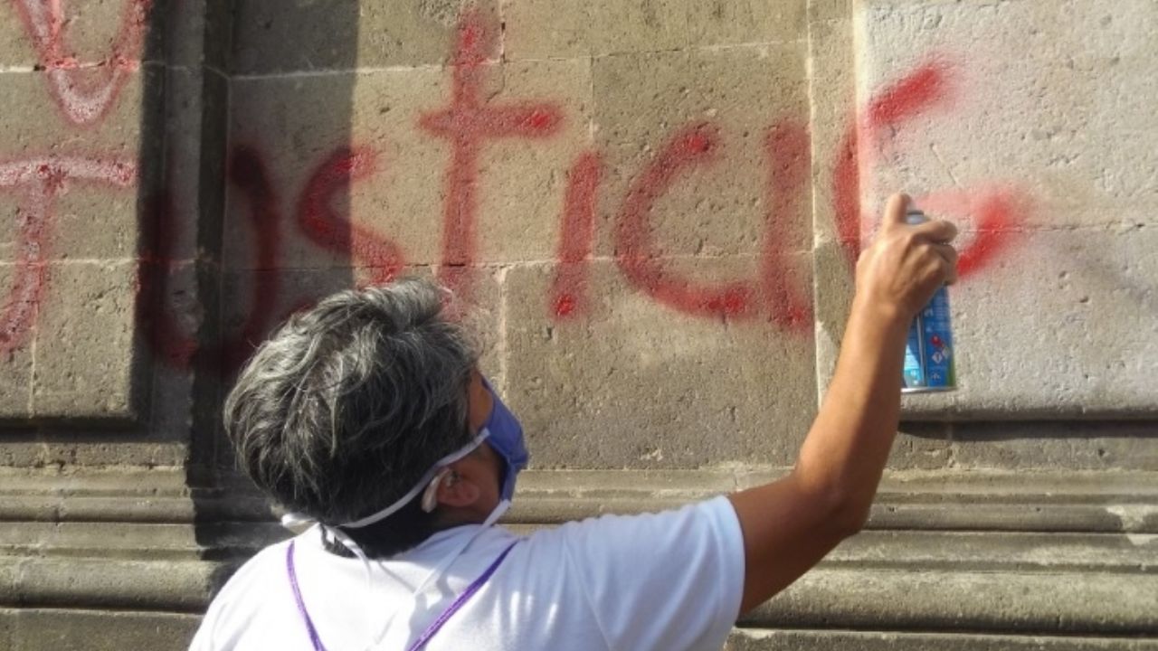 Mujeres vandalizan Palacio Nacional; exigen justicia para víctimas de feminicidios