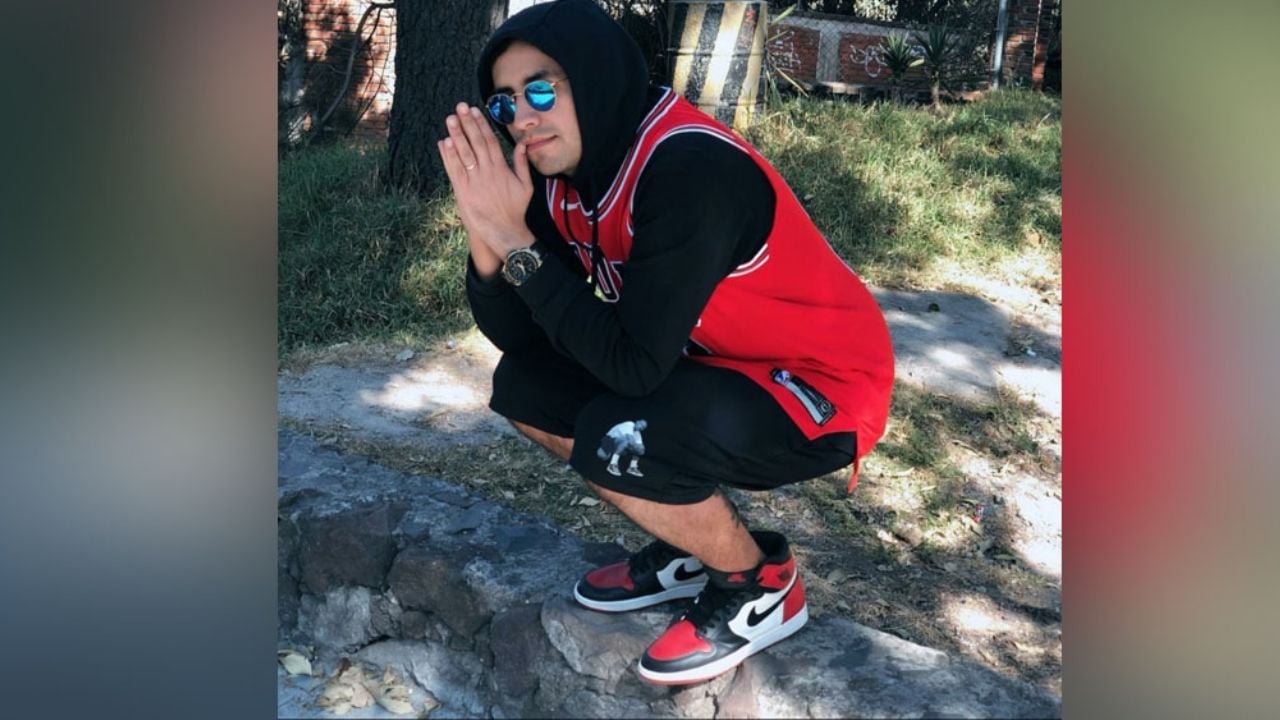 Tras dar positivo a Covid-19, conductor de ‘VLA’ presume su enorme colección de tenis desde casa