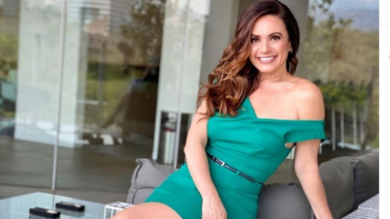 Penélope Menchaca hace vibrar todo TV Azteca al lucirse en encantador vestido corto