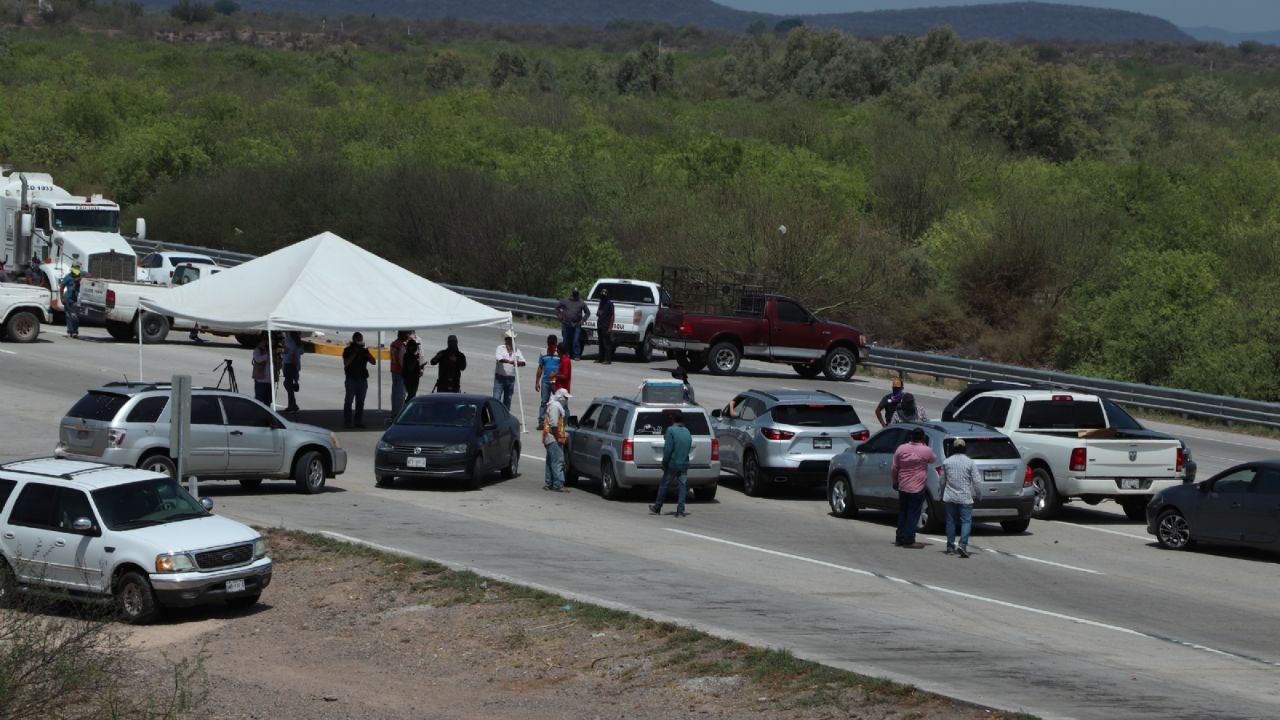 Tribu Yaqui cierra la carretera federal México 15; siguen los bloqueos