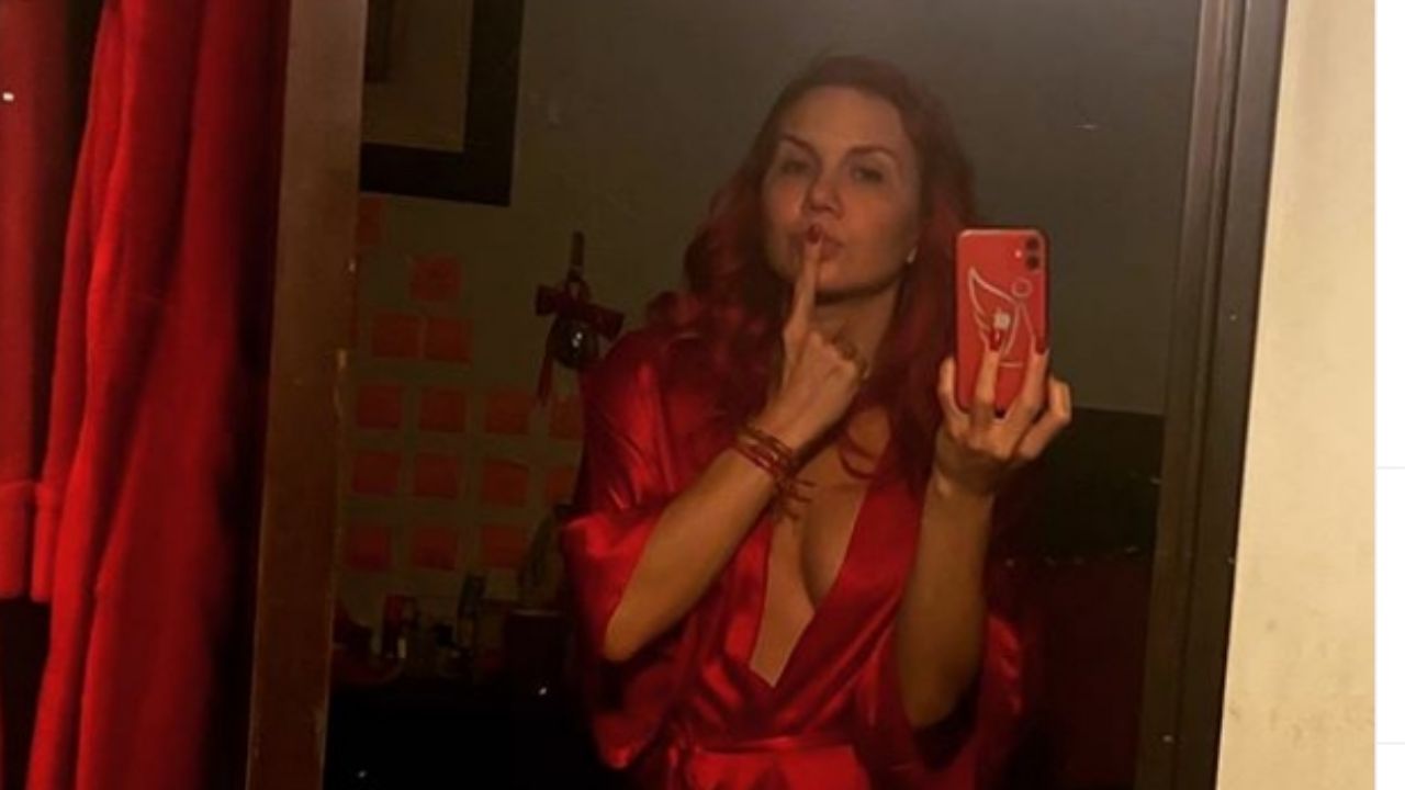 Michelle Vieth roba miradas y suspiros al aparecerse en revelador vestidito rojo