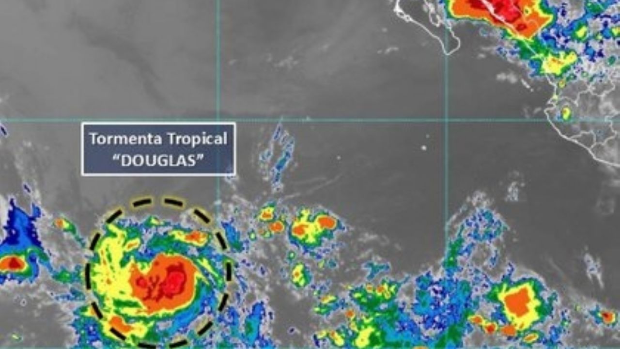 La tormenta tropical ‘Douglas’ pasaría a huracán categoría 1; avanza hacia BCS