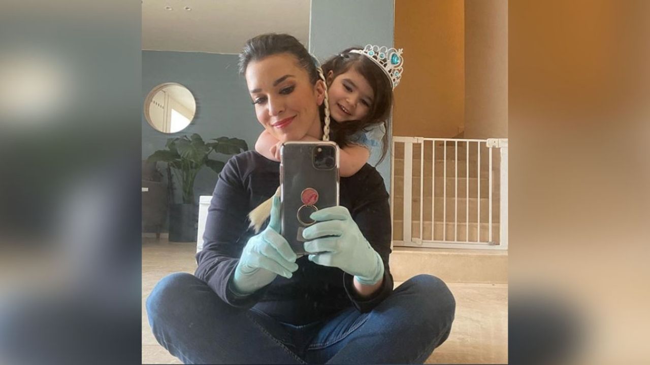 Laura G presume su papel de madre y sorprende al mostrarse de cara lavada