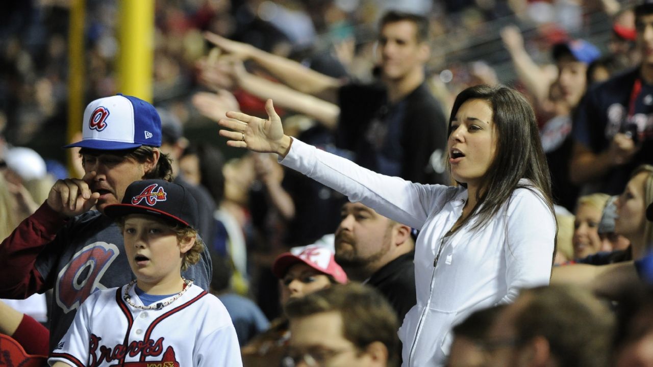 Los Bravos ceden a la presión; eliminan su lema de “Chop On”