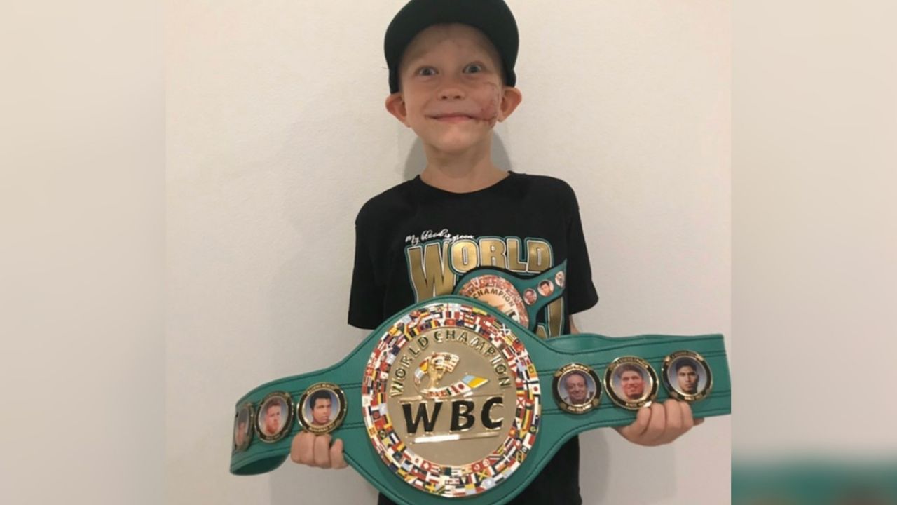 Niño que defendió a su hermana de un perro, recibe cinturón de campeón del CMB