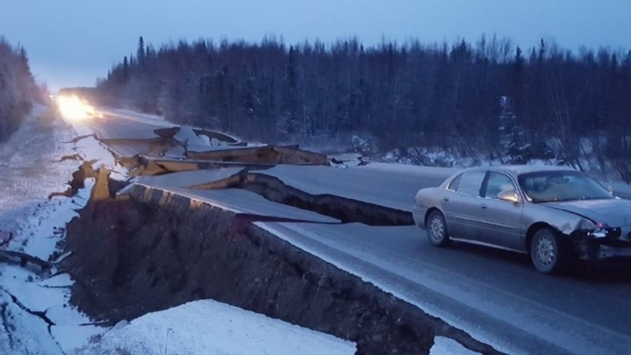 Potente terremoto de 7.8 en Alaska provoca alerta de tsunami y destruye carreteras