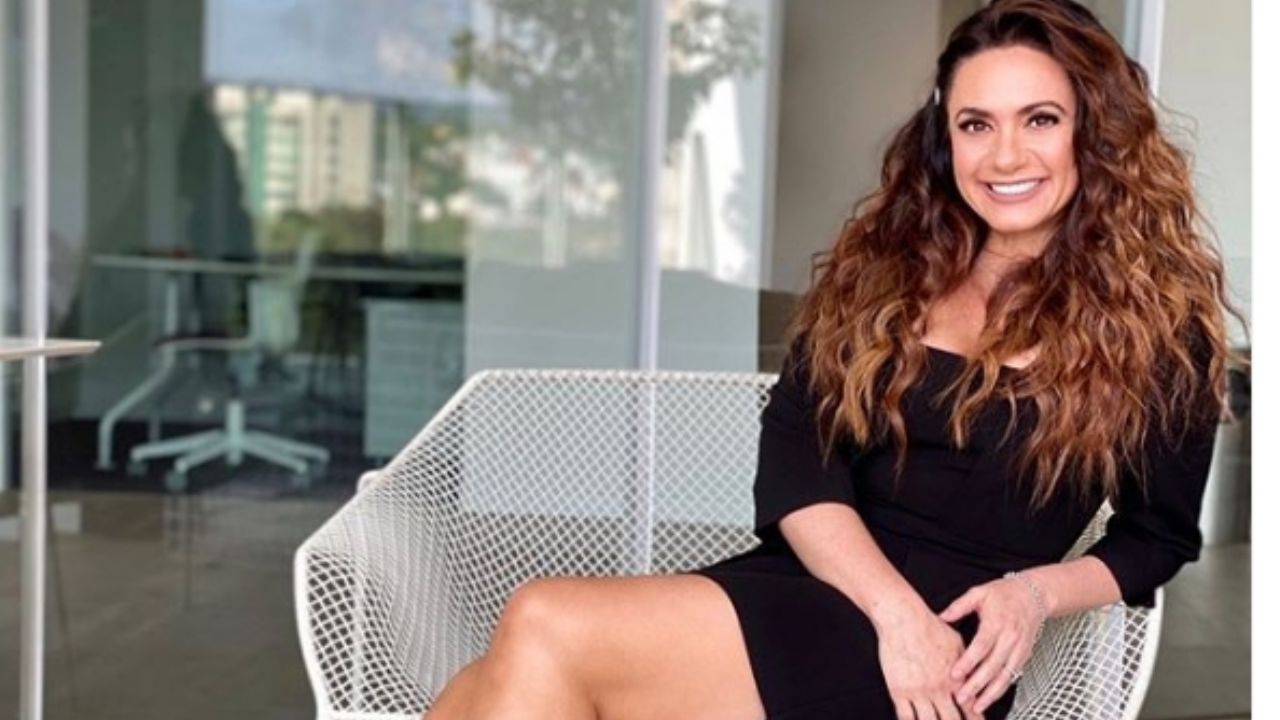 Penélope Menchaca desata ola de suspiros en TV Azteca al llegar en vestido ‘rojo fuego’