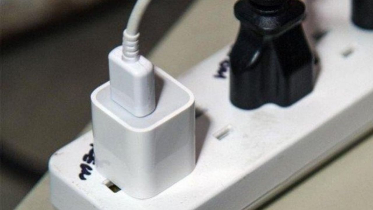 Tragedia en Argentina: Niño de 8 años muere al intentar enchufar un cargador de celular