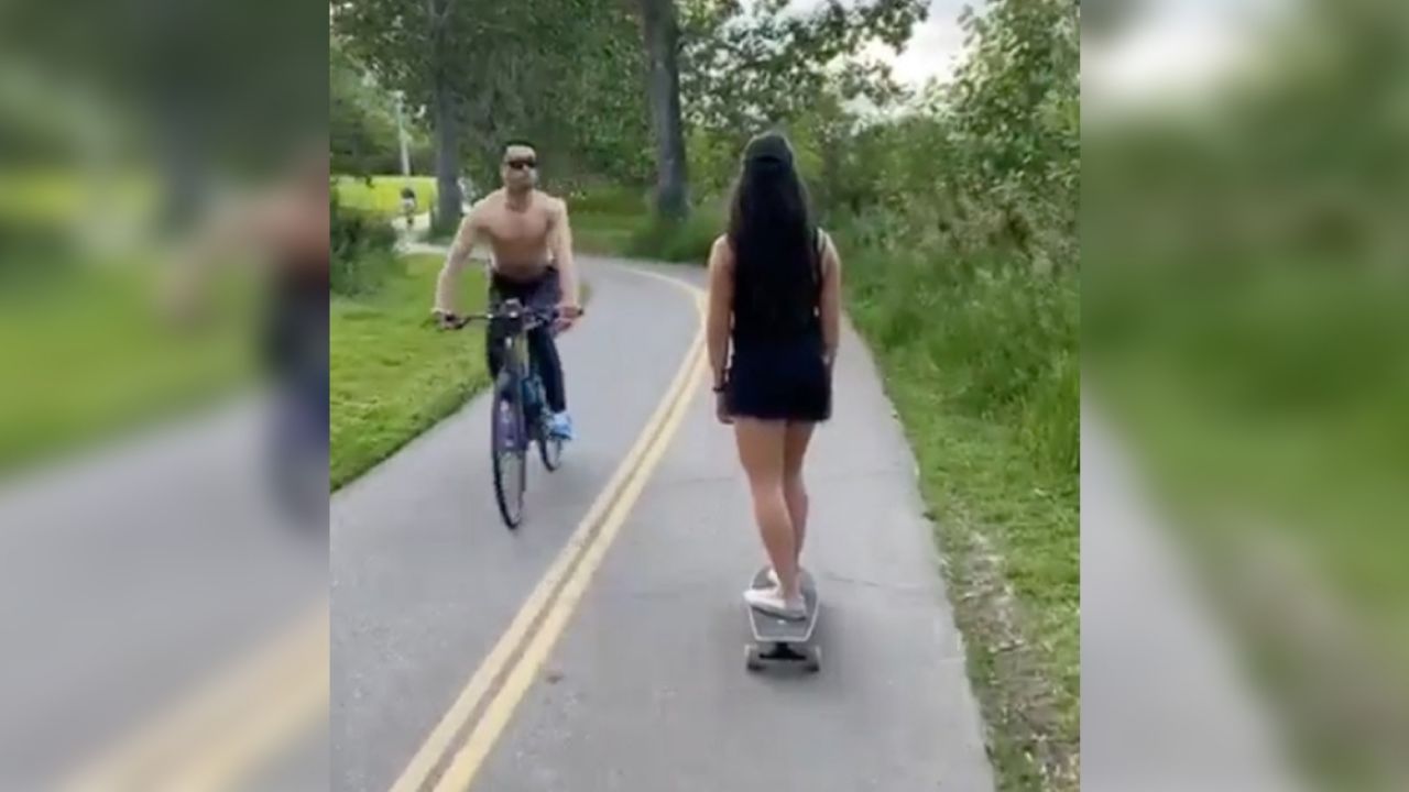 VIDEO: Hombre insulta y escupe a una mujer de origen asiático en parque de Canadá