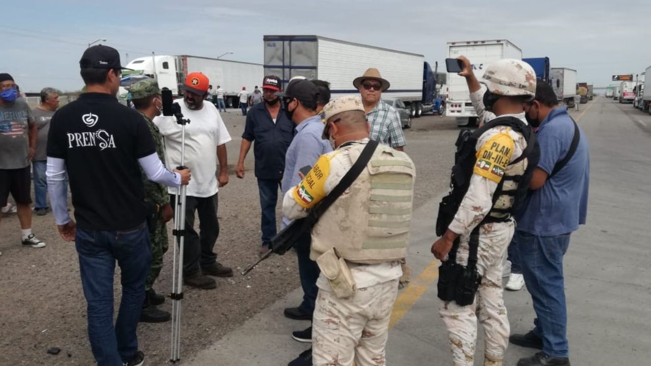 Transportistas endurecen protestas en Cajeme; bloquean carretera México 15