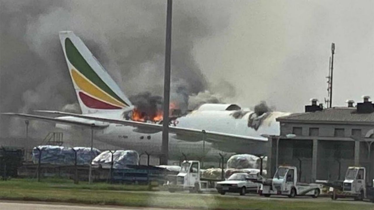 VIDEO: Avión de carga de Ethiopian Airlines se incendia en aeropuerto de Shangai