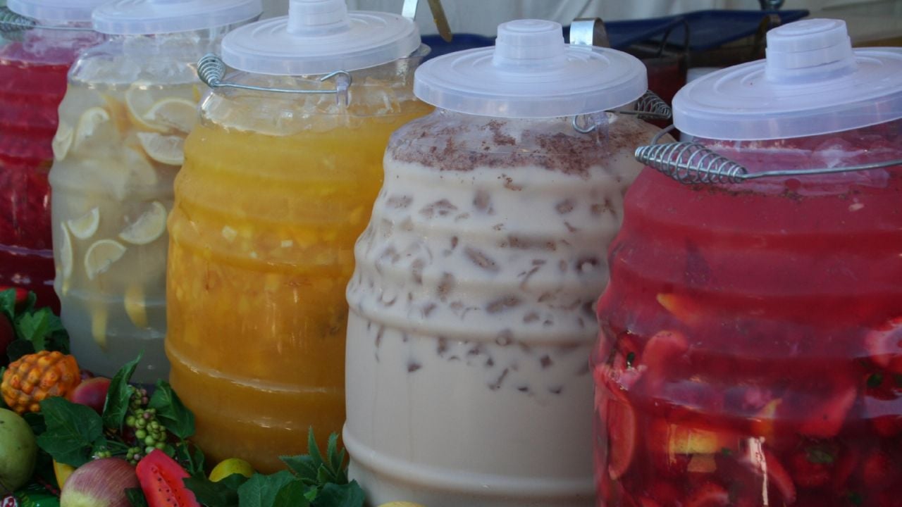 (VIDEO) ¡Qué asco! Vendedor de aguas frescas rellena sus vitroleros con agua de drenaje