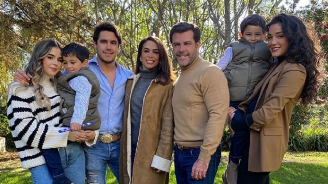 Pese a que Bibi Gaytán se resistía, los Capetillo suman una integrante más a la familia