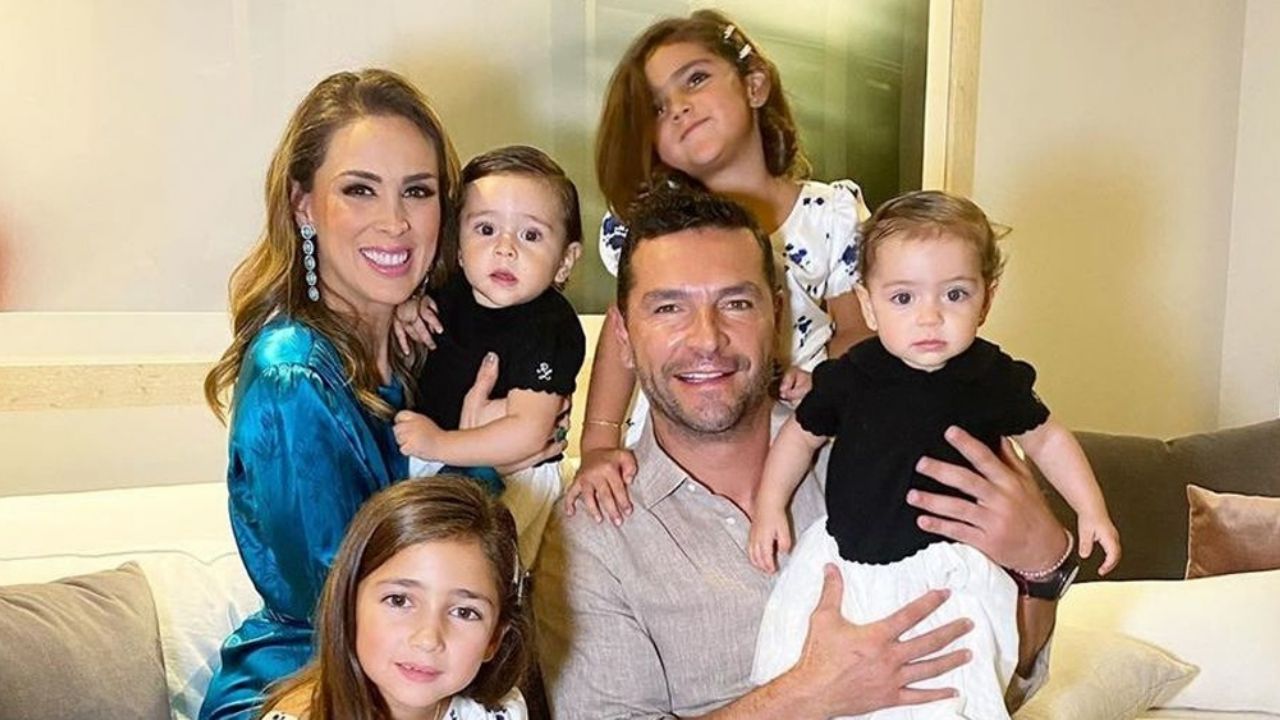 Esposo de Jacky Bracamontes presume a sus hijas en sus vacaciones en el mar