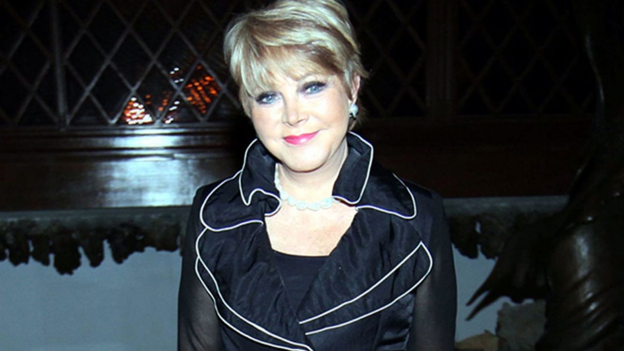 “Toma agüita”: Lolita Ayala vuelve a ser ‘atacada’ por el ‘gallo’ en pleno programa en vivo