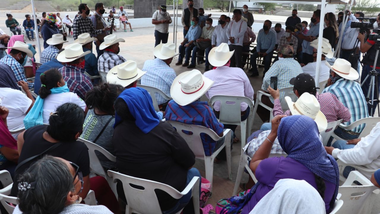 Yaquis no ceden; sigue tomada carretera y las vías del ferrocarril