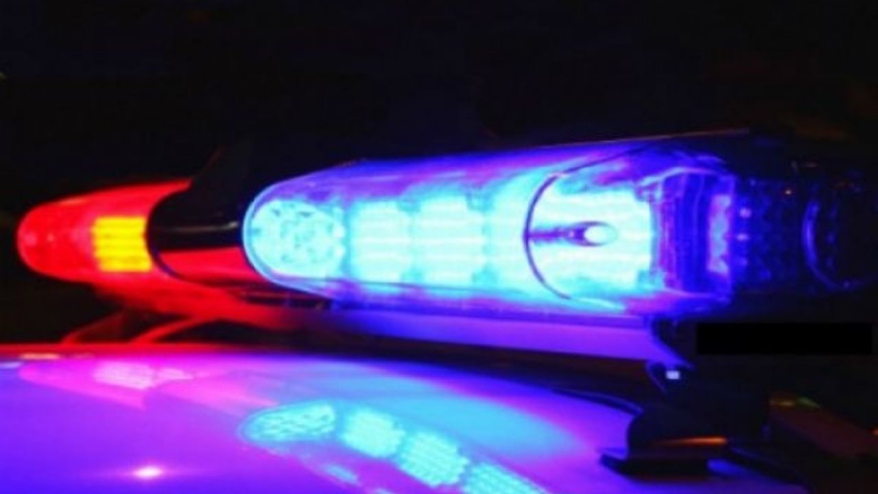 Investigan en EU la foto de un hombre que aplasta con su rodilla el cuello de un bebé