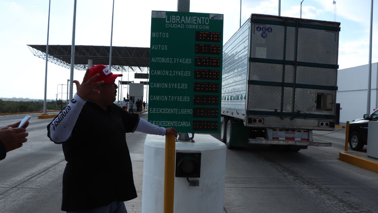 Transportistas toman la caseta del libramiento