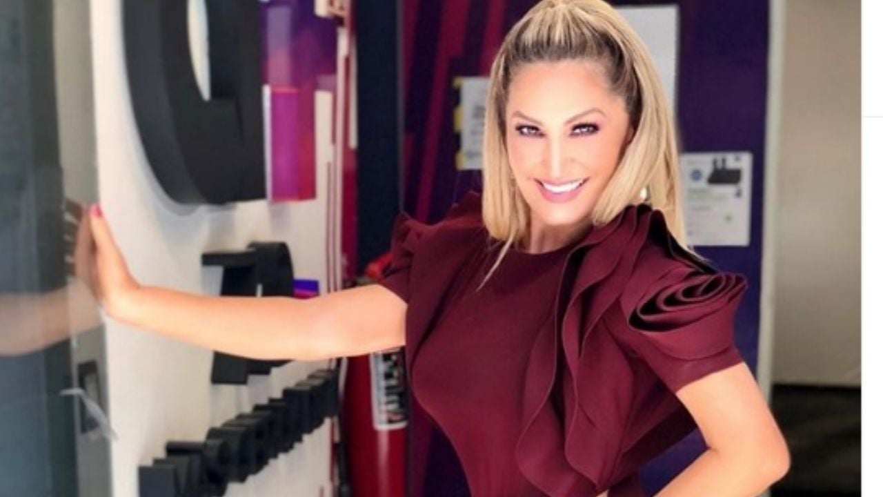 A sus 45 años, Anette Cuburu hace vibrar TV Azteca al lucirse en ‘VLA’ con encantador ‘outfit’