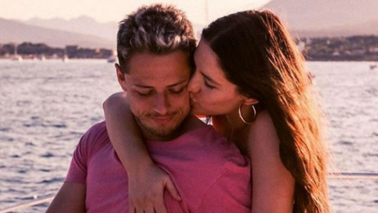Sarah Kohan, esposa de ‘Chicharito’, presume la barriga de su segundo embarazo