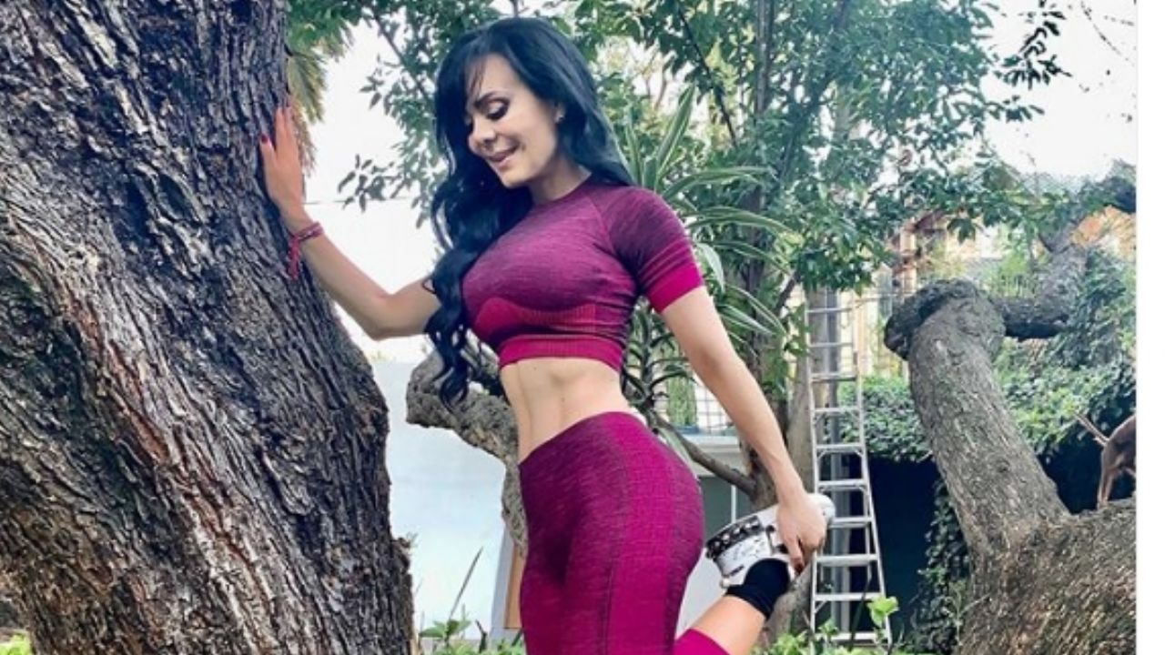A sus 61 años, Maribel Guardia disfruta del calor en veraniego conjunto de top y falda