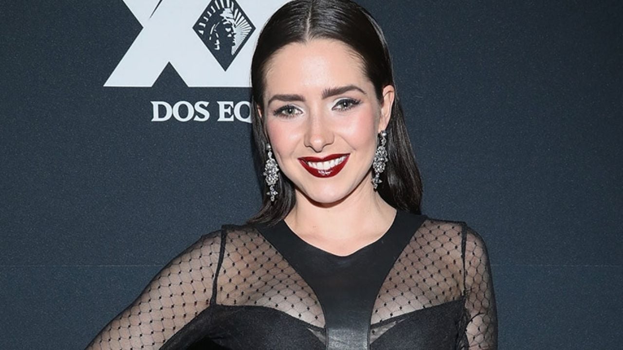 ¡Fatal! Arruinan foto de Ariadne Díaz mientras posa en coqueto traje de baño desde la playa