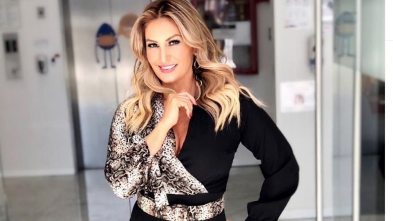 A sus 45 años, Anette Cuburu estremece el foro de TV Azteca al lucirse en ‘VLA’ con espléndido ‘outfit’