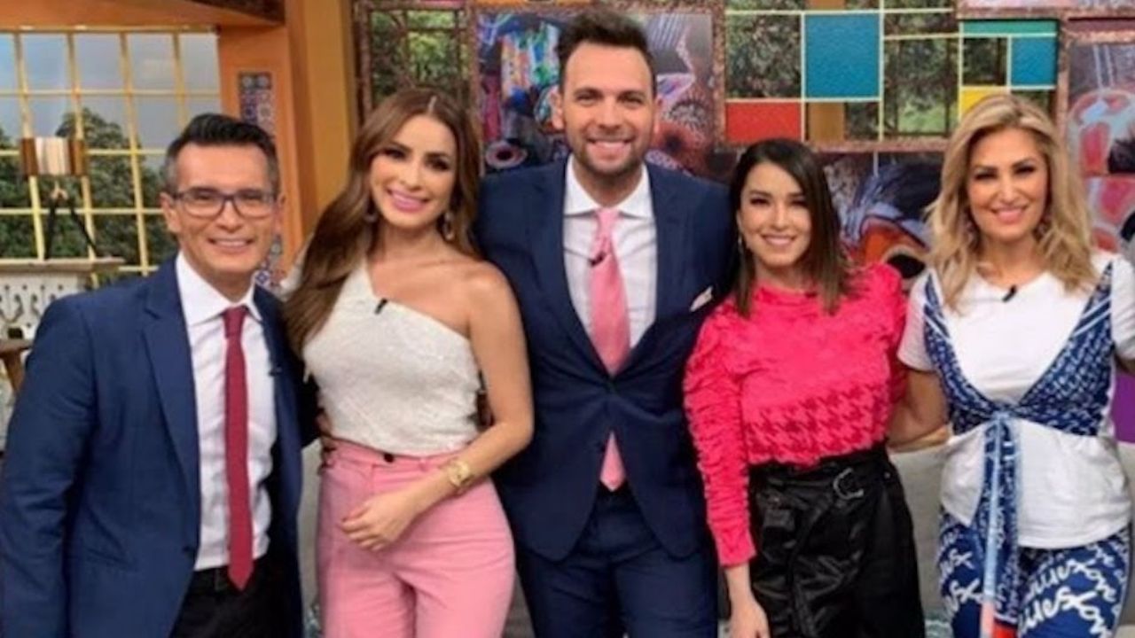“Lárgate de TV Azteca”: Conductor de ‘VLA’ ‘golpea’ a Cynthia en vivo y no lo perdonan