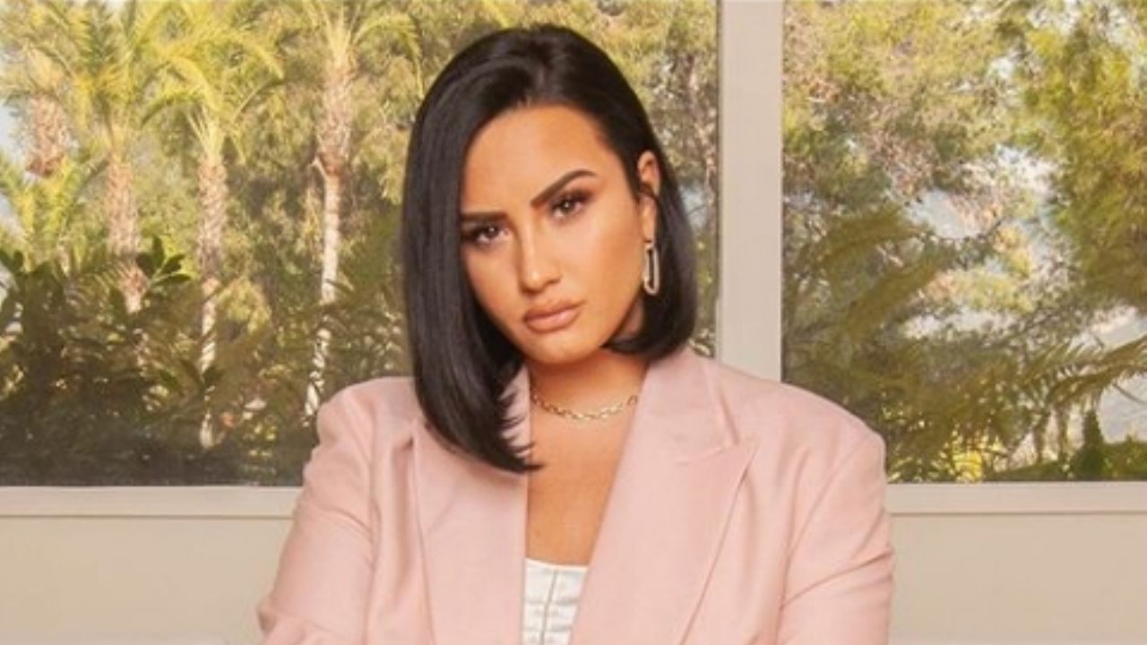 ¡Otro más a la colección! Demi Lovato adorna su cuello con un magnífico tatuaje