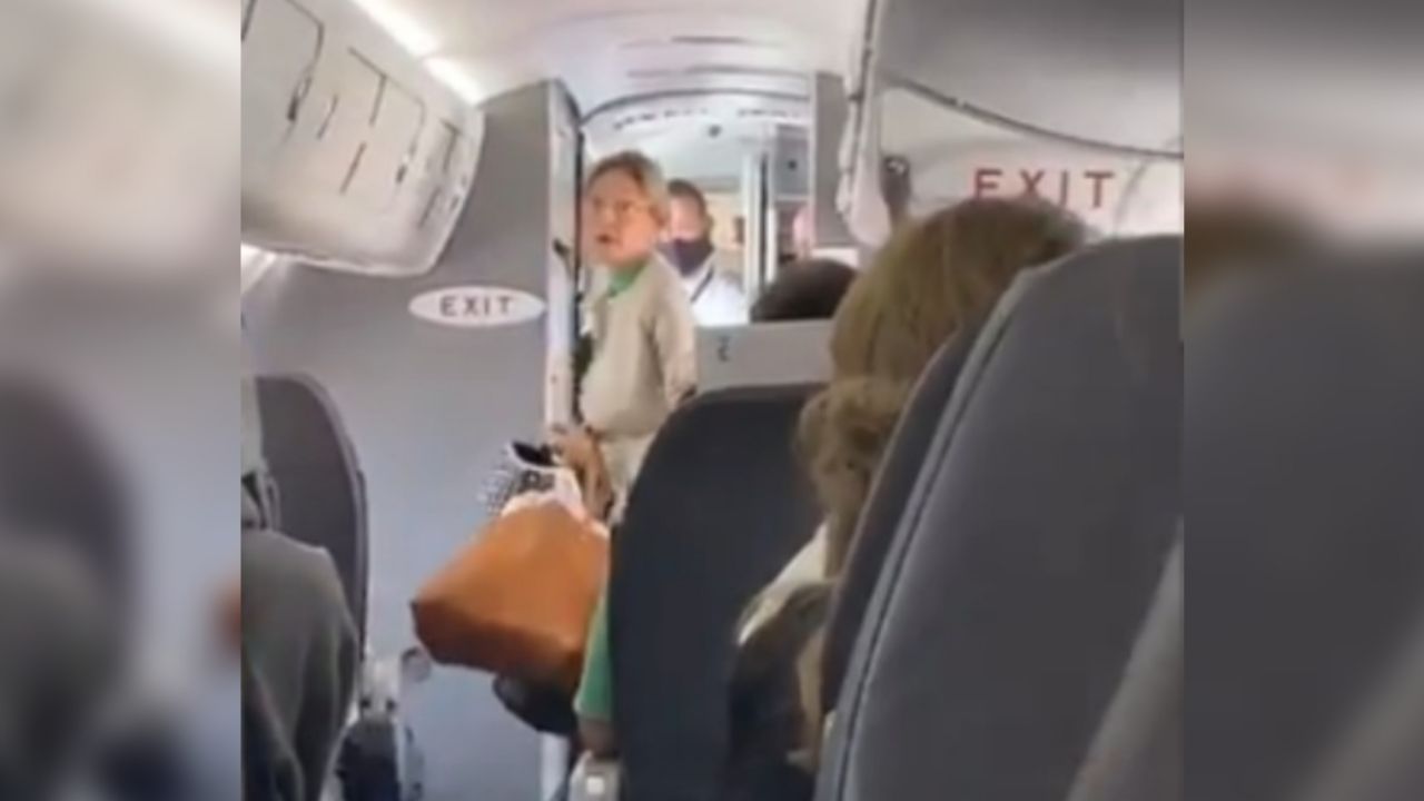 VIDEO: Mujer causa disturbios en un avión por no usar cubrebocas y es expulsada