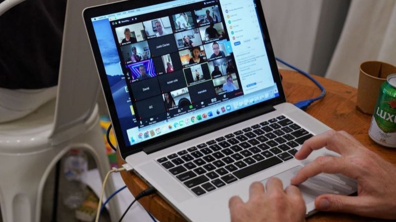 VIDEO: ¡Terrible! Maestro es interrumpido en su clase virtual por un ‘fantasma’